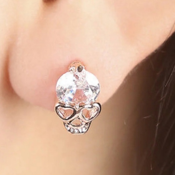 3/$20❤❤❤Rhinestone Skull Stud Earrings - Picture 2 of 2
